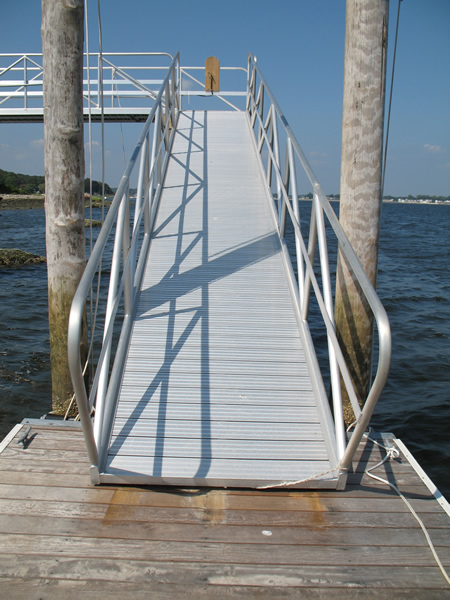 Aluminum gangway and pier from float